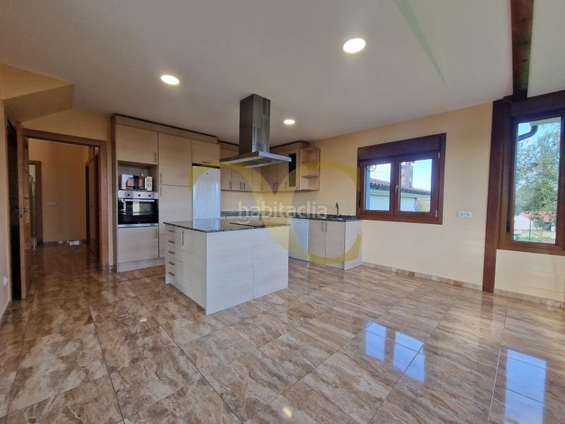 Foto c565050a-996d-4b38-840e-b05ceeaab7c5. Chalet impecable, rodeada de naturaleza y con vistas abiertas al mar cantábrico. en Llanes