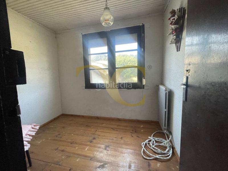 Foto 341fbfff-2188-45c1-81b7-f200db417a00. House with heating parking in Parres