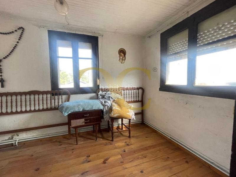 Foto b8edd682-fa22-4dcf-92ed-21e6e3a47b22. House with heating parking in Parres