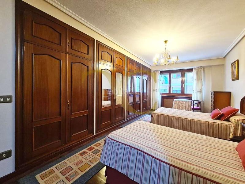 Foto f35ef1a2-0eba-40d2-bb93-83131a84195f. Etagenwohnung mit heizung in Centro Gijón