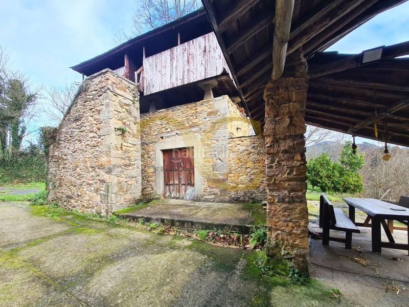 Foto 0a4d6dff-d5c6-4b47-92ad-c23391608685. Xalet amb aparcament a Valdés