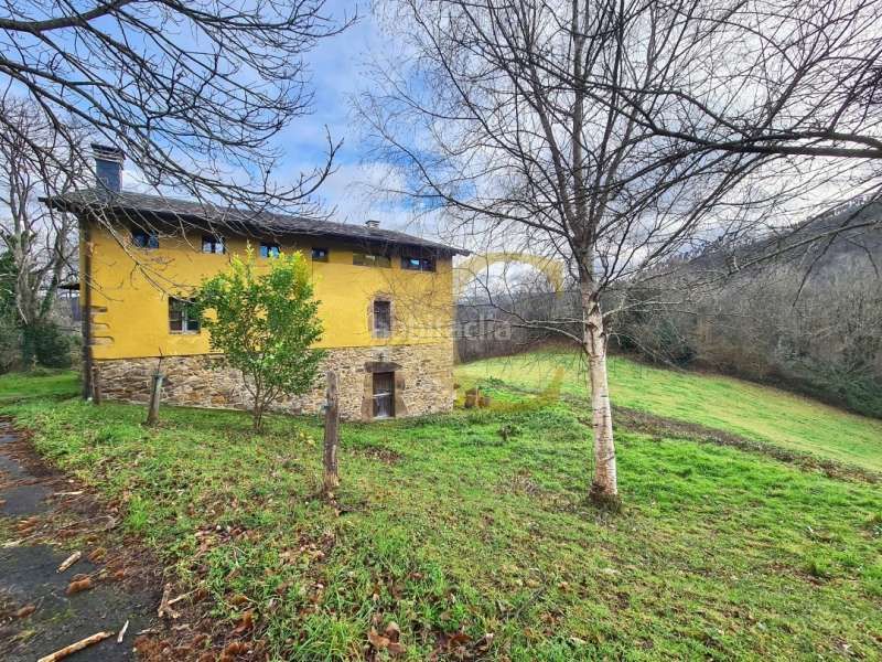 Foto 3b9a1c49-25d9-41c5-9b4f-1cffda6132d8. Xalet amb aparcament a Valdés