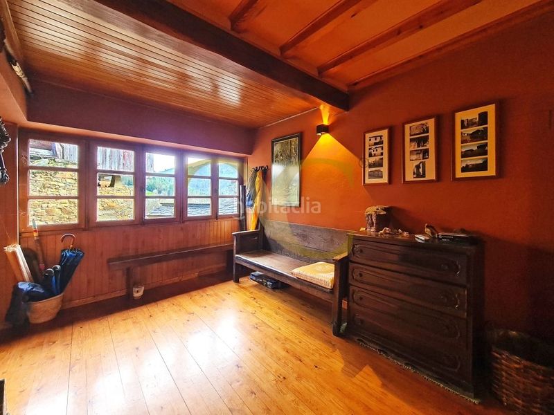 Foto a1df7119-4c4c-4f14-b1e3-851286b89147. Xalet amb aparcament a Valdés