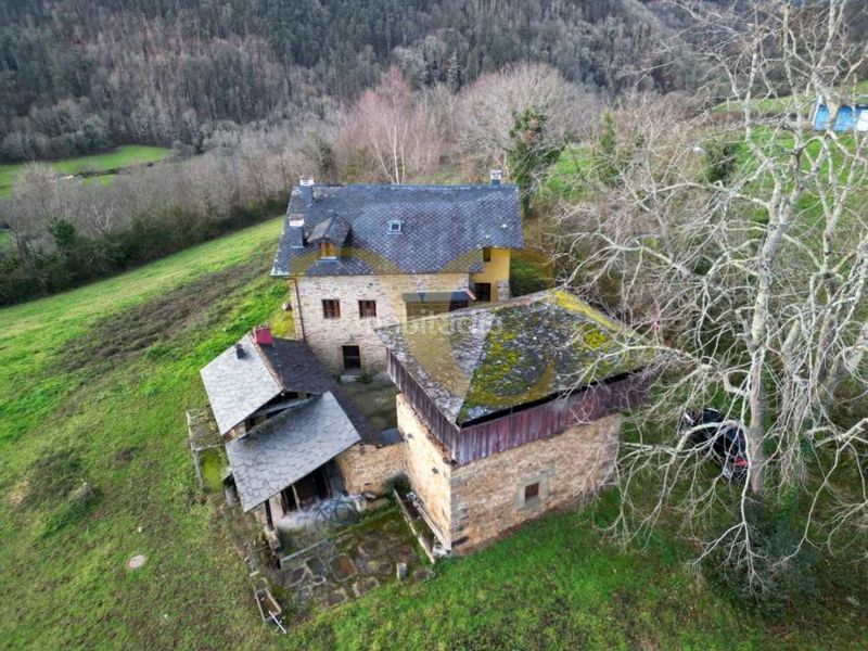 Foto a76da6cd-d1d1-4ee8-a7c6-ad314a4e04dd. Xalet amb aparcament a Valdés