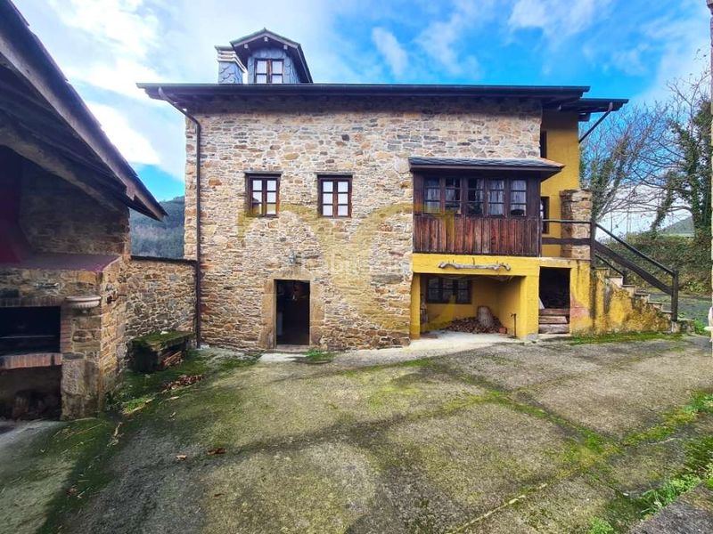 Foto c759df74-b375-4272-915e-cb81ad7c31e9. Xalet amb aparcament a Valdés