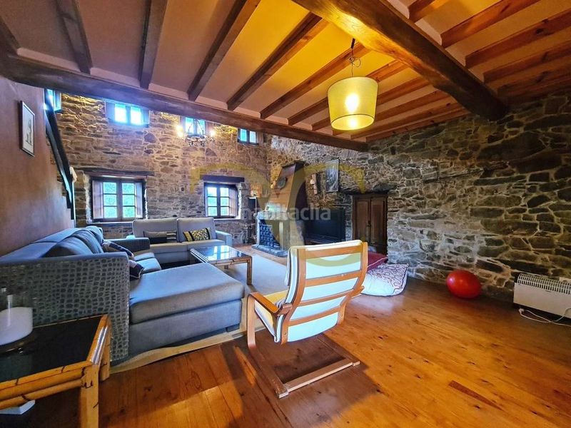 Foto e1276cd7-1a38-4713-bc66-b886b632b6d2. Xalet amb aparcament a Valdés