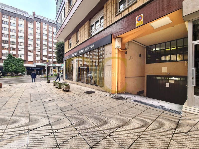 Foto bf0a0c45-1f60-4929-8f1c-51ef27701453. Aparcament cotxe a Salesas - Foncalada - Campoamor Oviedo