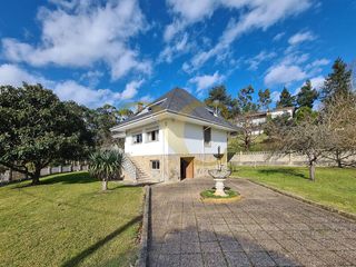 Casa  Rodiles. Chalet en primera línea de playa de rodiles con acceso privado.