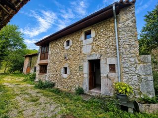 House  La pesa de pria. Casa de piedra próxima a los bufones de pría.
