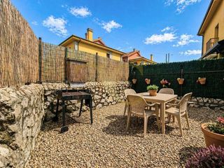 Casa adossada  Póo. Adosado con jardín a 700 metros de la playa de póo.