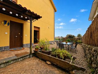 Casa adossada  Póo. Adosado con jardín a un paseo de la playa de póo.