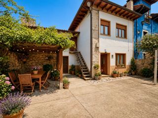 Casa  Nueva de llanes. Casa con jardín con gran potencial en nueva de llanes.