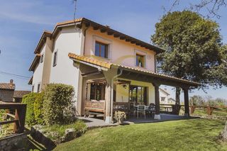 Casa  Villahormes. Precioso chalet a un paseo de la playa.