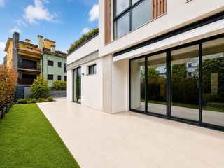Etagenwohnung  Calle las bárcenas. Bajo con jardín y plaza de garaje en llanes.