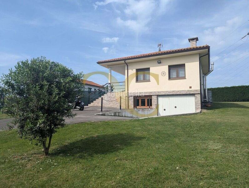 Foto 7008f994-7e6d-4cca-a5de-468a72de44ea. Casa amb calefacció aparcament piscina a Roces Gijón