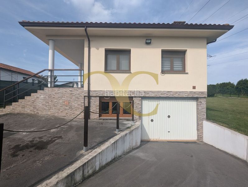 Foto 887ac00d-7be5-46f9-b588-c090695168b3. Casa amb calefacció aparcament piscina a Roces Gijón