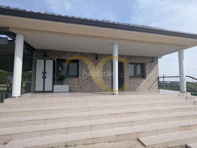 Foto a2d8f557-0cc7-40f2-b93f-edfa2f1f2429. Casa amb calefacció aparcament piscina a Roces Gijón