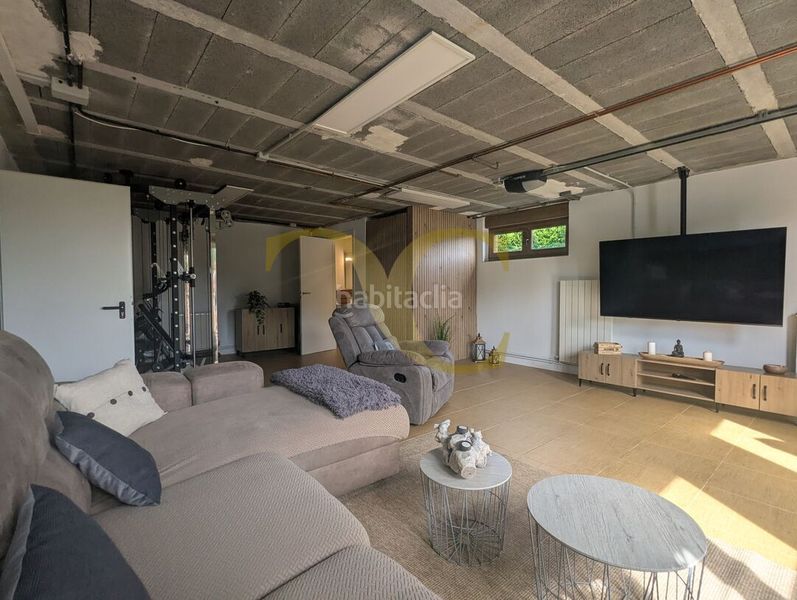 Foto a8880362-aa6b-4dd0-accc-c91a6b01c965. Casa amb calefacció aparcament piscina a Roces Gijón