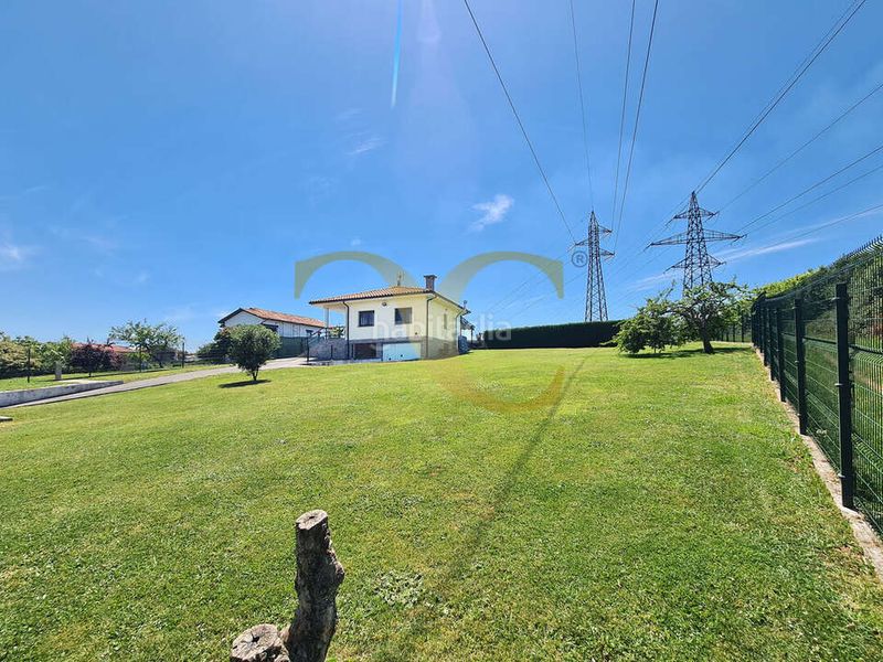 Foto c9ca7905-b288-45d8-bfe3-31bc75e51487. Casa amb calefacció aparcament piscina a Roces Gijón