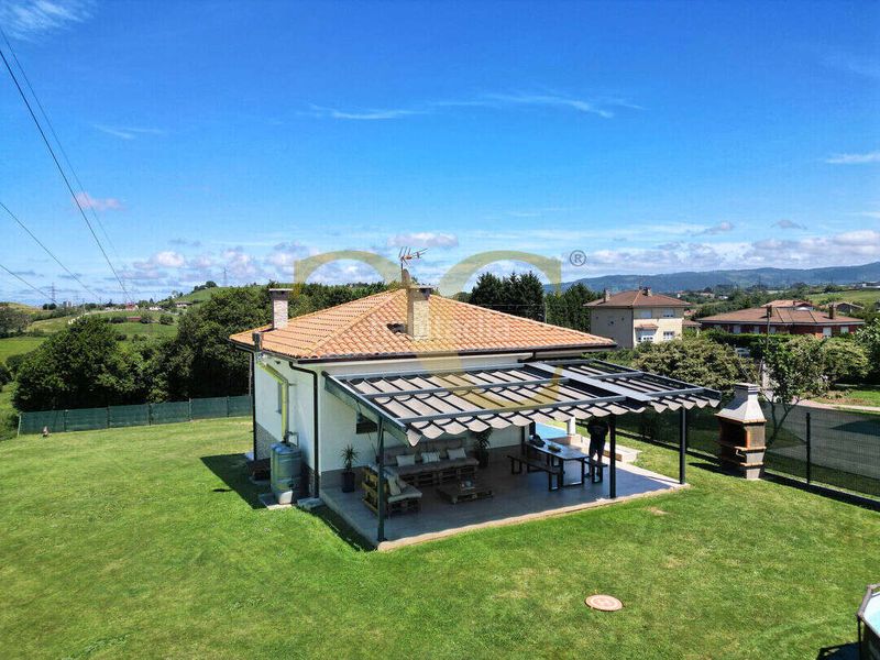Foto f5c2602f-ab65-4963-b399-fad9cf9506e3. Casa amb calefacció aparcament piscina a Roces Gijón