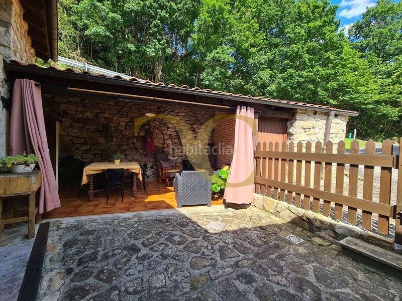 Foto d7c94552-3771-4ae0-8cd1-f8b99c5601a3. Edificio in Peñamellera Alta