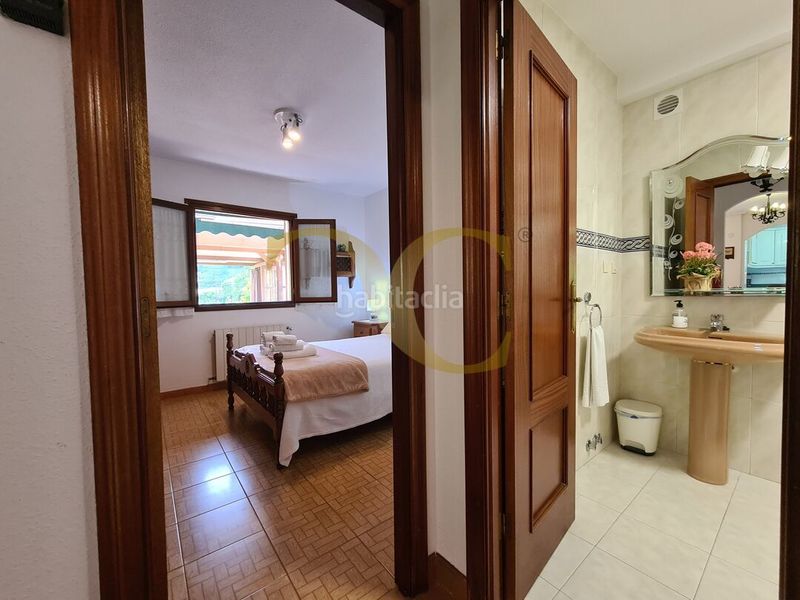 Foto f12cd4c4-e903-4d42-8fc7-d37bd080c756. Edificio in Peñamellera Alta