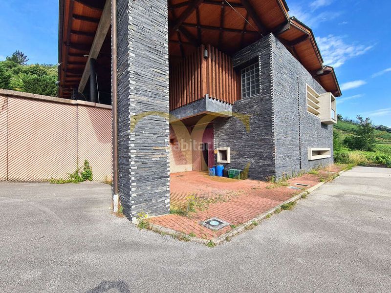 Foto c7e561d3-7235-4fb7-87f9-dccca5d08148. Edificio activo único propiedad singular . en Cangas del Narcea