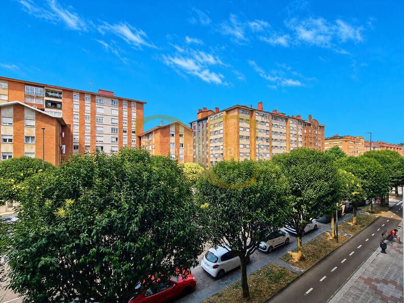 Foto f9a83761-d651-4bfb-8071-b2c440bc5c3b. Pis amb calefacció a Pumarín Gijón