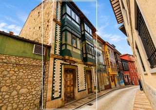 Gebäude  Calle fuentes. Edificio de tres plantas en el centro de llanes.