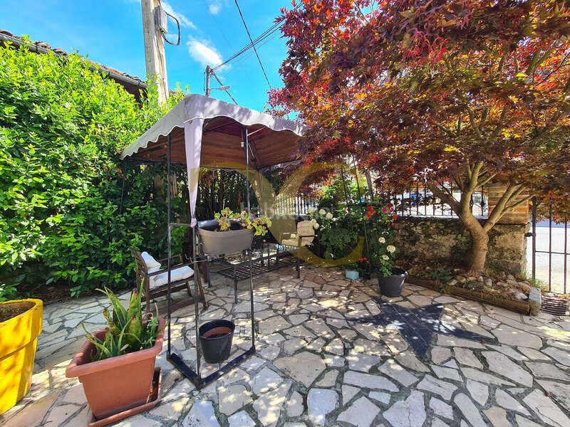 Foto bf2be5a9-cbff-43b2-a024-554e28fa978e. Edifici a Cangas de Onís