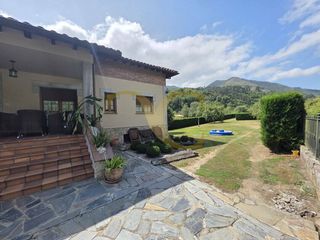 Chalet  Riucaliente. Tu refugio en llanes casa con finca soleada y cenador con barbac