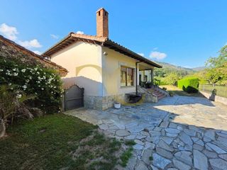 Chalet  Riucaliente. Tu refugio en llanes casa con finca soleada y cenador con barbac