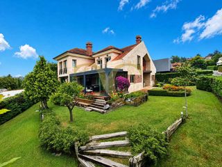 Chalet in Somió. Exclusivo chalet independiente con piscina en la mejor zona resi