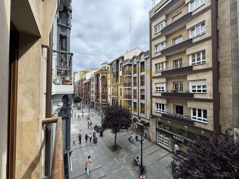 Foto f47cefc5-19cf-4227-87cf-c9575b61e178. Alquiler piso precioso estudio en alquiler en plena calle corrida en Gijón