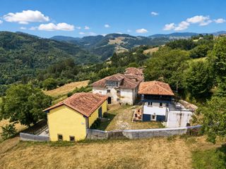 Casa  Folgueras. Conjunto etnográfico asturiano casa indiana, panera y apartament