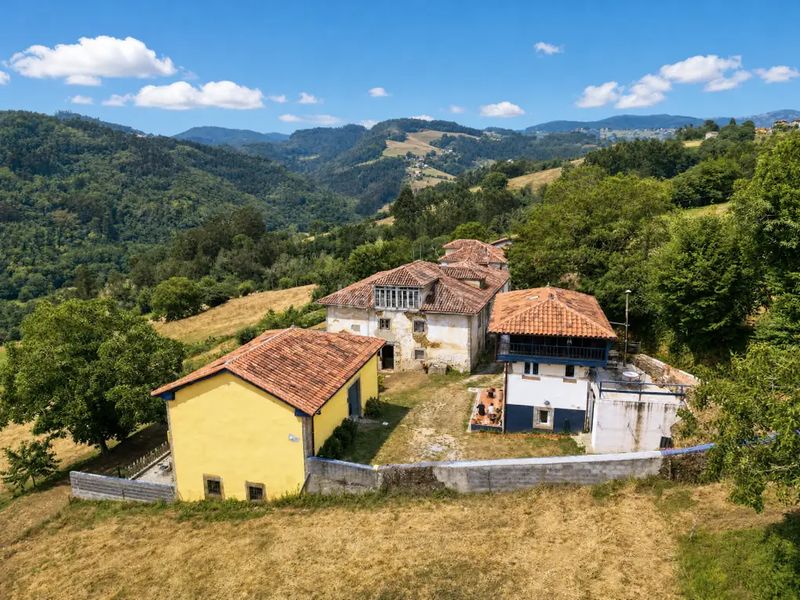 Foto b61293a2-2b4f-4c7e-8fae-070fc5f5e5b3. Casa amb calefacció a Pravia