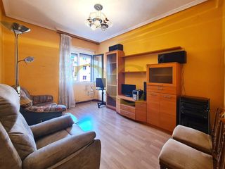Etagenwohnung  Calle bermúdez de castro. Exclusiva piso junto al campus del milán, muy próximo al centro.