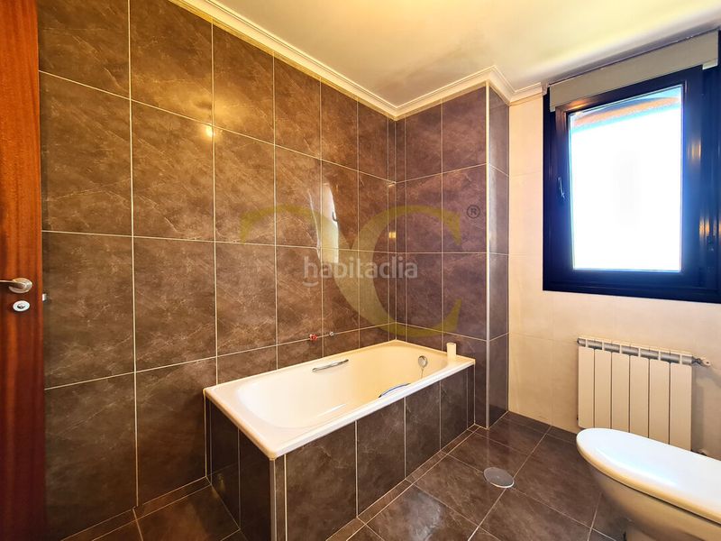 Foto bde13680-d195-40ea-b9d2-f44b021f6e68. Casa amb calefacció aparcament a El Carbayedo - El Quirinal Avilés