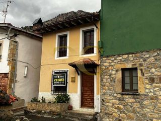 Casa  Póo de cabrales. Casita para reformar en el corazón de los picos de europa.