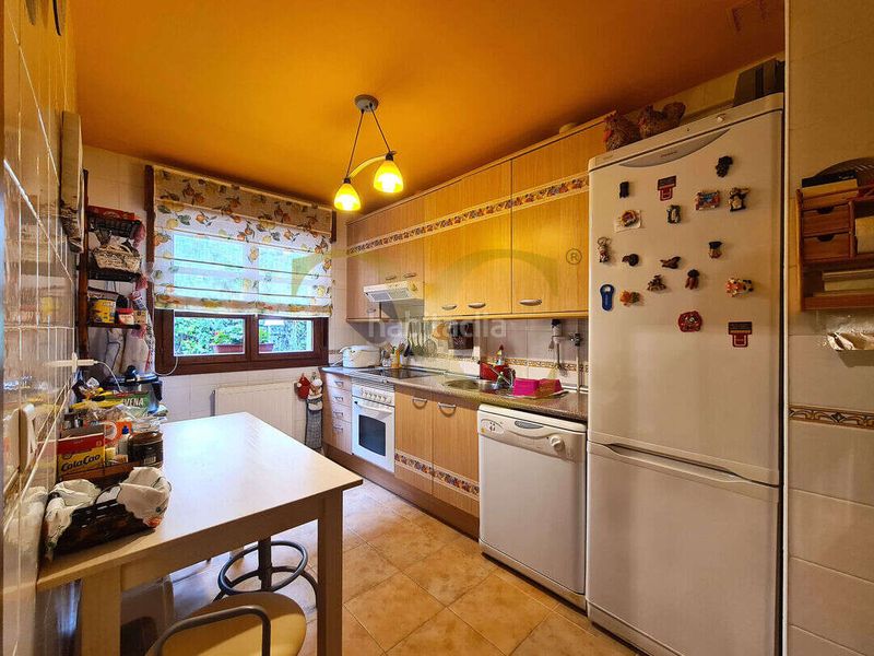 Foto 4b4f332d-aa38-4025-84bf-7dd88dd693e7. Casa adosada adosado en sellamar, junto a santa marina, con terraza y garaje. en Ribadesella