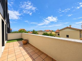 Appartamento  Calle marqués de argüelles. Vivienda de cuatro dormitorios con gran terraza y plaza de garaj
