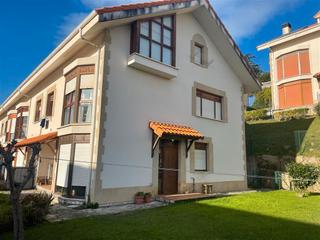 Etagenwohnung in Calle río saja 18. Bajo con jardín en san vicente de la barquera