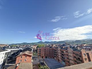 Appartement à Durango. Amplio piso de 4 dormitorios y 2 baños en durango. calefacción c