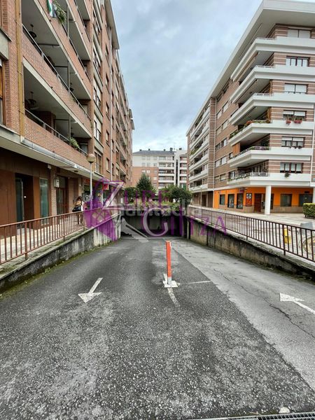 Foto 017003eb-9914-4a4f-9af4-28366b3dbbe5. Lloguer aparcament cotxe a Durango