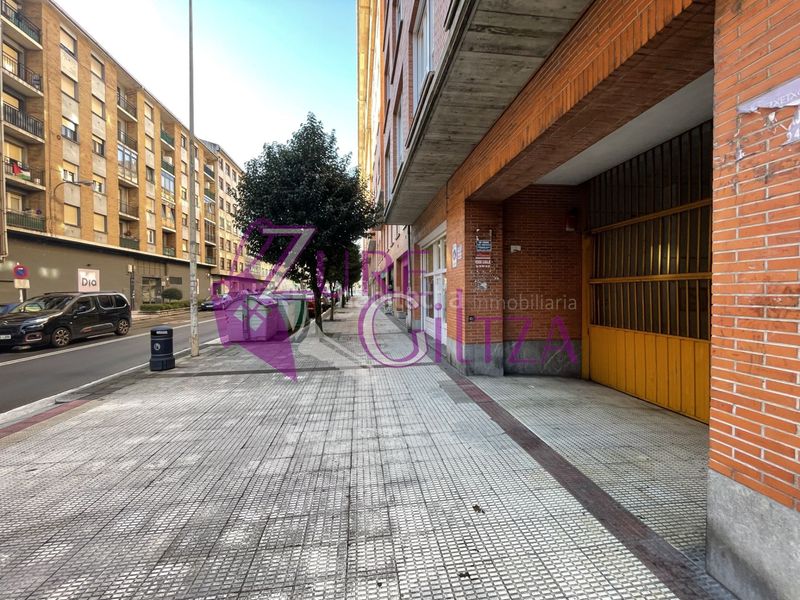 Foto 764d75e2-e1a5-4033-ae0f-979976a0c44a. Aparcament cotxe a Durango