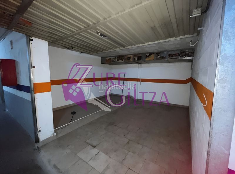 Foto d6fdb6d7-e92e-42c1-9a74-067f130fc326. Aparcament cotxe a Durango