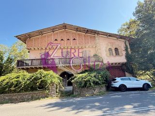 Casa a Artea. Amplia casa en venta con 5 dormitorios, jardín privado, garaje p