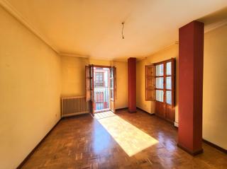 Appartement à Calle del conde rebolledo 3. Piso de 3 habitaciones en el barrio húmedo