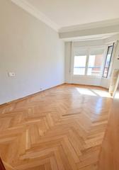 Location Appartement  Burgo nuevo 60. Piso de tres en la plaza picara justina