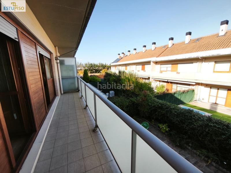 Foto 216e4603-0036-4c8a-962d-58992dbc1b71. Casa adosada chalet adosado lakua 2006 4 habitacionescocinasalón3 bañosterraza y balcónplaza de garaje incluida en Vitoria - Gasteiz